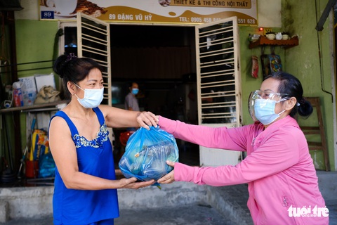 Gạo, cá khô, rau củ chuyển tận tay người dân Đà Nẵng trong tuần phong tỏa - Ảnh 5. Gạo, cá khô, rau củ chuyển tận tay người dân Đà Nẵng trong tuần phong tỏa - Ảnh 5.