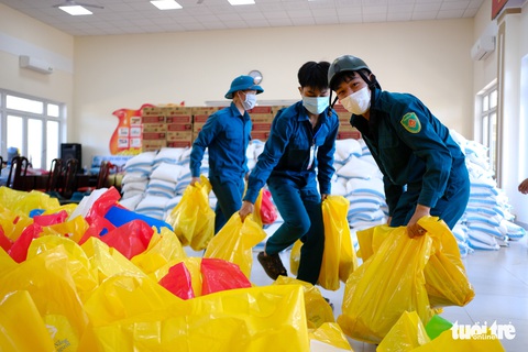Gạo, cá khô, rau củ chuyển tận tay người dân Đà Nẵng trong tuần phong tỏa - Ảnh 2. Gạo, cá khô, rau củ chuyển tận tay người dân Đà Nẵng trong tuần phong tỏa - Ảnh 2.