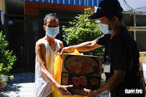 Gạo, cá khô, rau củ chuyển tận tay người dân Đà Nẵng trong tuần phong tỏa - Ảnh 1. Gạo, cá khô, rau củ chuyển tận tay người dân Đà Nẵng trong tuần phong tỏa - Ảnh 1.