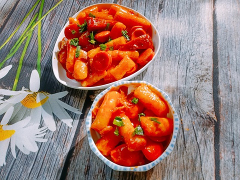 Chế biến cơm nguội thành món bánh gạo Tokbokki siêu dễ mà cực ngon - Ảnh 1. Chế biến cơm nguội thành món bánh gạo Tokbokki siêu dễ mà cực ngon - Ảnh 1.