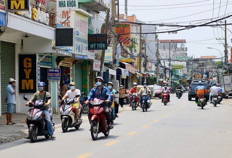 Đường phố TP.HCM tấp nập trở lại - Ảnh 4. Đường phố TP.HCM tấp nập trở lại - Ảnh 4.