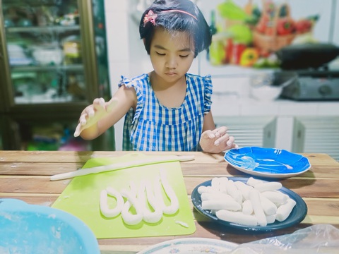 Chế biến cơm nguội thành món bánh gạo Tokbokki siêu dễ mà cực ngon - Ảnh 2. Chế biến cơm nguội thành món bánh gạo Tokbokki siêu dễ mà cực ngon - Ảnh 2.