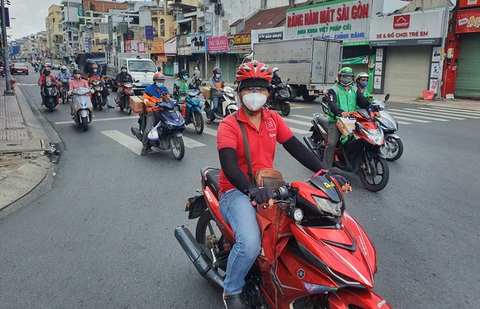 Đường phố TP.HCM tấp nập trở lại - Ảnh 6. Đường phố TP.HCM tấp nập trở lại - Ảnh 6.