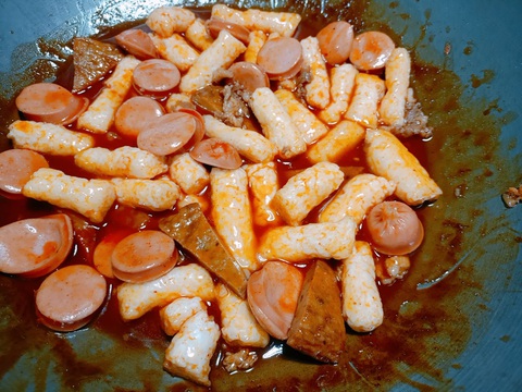 Chế biến cơm nguội thành món bánh gạo Tokbokki siêu dễ mà cực ngon - Ảnh 6. Chế biến cơm nguội thành món bánh gạo Tokbokki siêu dễ mà cực ngon - Ảnh 6.