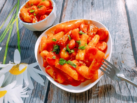 Chế biến cơm nguội thành món bánh gạo Tokbokki siêu dễ mà cực ngon - Ảnh 7. Chế biến cơm nguội thành món bánh gạo Tokbokki siêu dễ mà cực ngon - Ảnh 7.