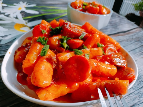 Chế biến cơm nguội thành món bánh gạo Tokbokki siêu dễ mà cực ngon - Ảnh 8. Chế biến cơm nguội thành món bánh gạo Tokbokki siêu dễ mà cực ngon - Ảnh 8.