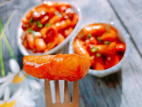 Chế biến cơm nguội thành món bánh gạo Tokbokki siêu dễ mà cực ngon - Ảnh 9. Chế biến cơm nguội thành món bánh gạo Tokbokki siêu dễ mà cực ngon - Ảnh 9.