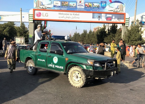 Lính Taliban đi tập gym, chơi xe điện đụng, người dân đổ đến sân bay để tháo chạy - Ảnh 2. Lính Taliban đi tập gym, chơi xe điện đụng, người dân đổ đến sân bay để tháo chạy - Ảnh 2.