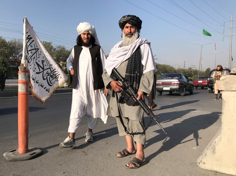 Lính Taliban đi tập gym, chơi xe điện đụng, người dân đổ đến sân bay để tháo chạy - Ảnh 3. Lính Taliban đi tập gym, chơi xe điện đụng, người dân đổ đến sân bay để tháo chạy - Ảnh 3.