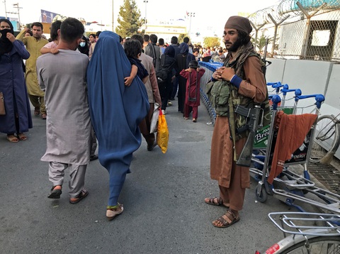 Lính Taliban đi tập gym, chơi xe điện đụng, người dân đổ đến sân bay để tháo chạy - Ảnh 4. Lính Taliban đi tập gym, chơi xe điện đụng, người dân đổ đến sân bay để tháo chạy - Ảnh 4.