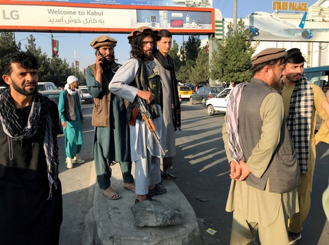 Lính Taliban đi tập gym, chơi xe điện đụng, người dân đổ đến sân bay để tháo chạy - Ảnh 5. Lính Taliban đi tập gym, chơi xe điện đụng, người dân đổ đến sân bay để tháo chạy - Ảnh 5.