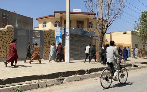 Lính Taliban đi tập gym, chơi xe điện đụng, người dân đổ đến sân bay để tháo chạy - Ảnh 6. Lính Taliban đi tập gym, chơi xe điện đụng, người dân đổ đến sân bay để tháo chạy - Ảnh 6.