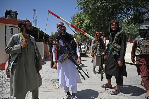 Lính Taliban đi tập gym, chơi xe điện đụng, người dân đổ đến sân bay để tháo chạy - Ảnh 9. Lính Taliban đi tập gym, chơi xe điện đụng, người dân đổ đến sân bay để tháo chạy - Ảnh 9.