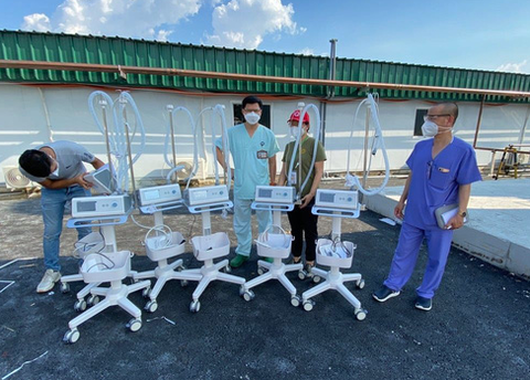 Hương Giang tặng đồng hồ đấu giá 900 triệu đồng, Thùy Tiên mua máy trợ thở cho bệnh viện - Ảnh 2. Hương Giang tặng đồng hồ đấu giá 900 triệu đồng, Thùy Tiên mua máy trợ thở cho bệnh viện - Ảnh 2.