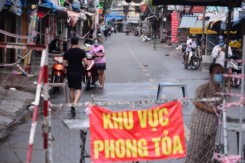 HỎI - ĐÁP về dịch COVID-19: Cả gia đình đã tiêm mũi 1 vắc xin, vẫn mắc COVID-19, phải làm sao? - Ảnh 1. HỎI - ĐÁP về dịch COVID-19: Cả gia đình đã tiêm mũi 1 vắc xin, vẫn mắc COVID-19, phải làm sao? - Ảnh 1.