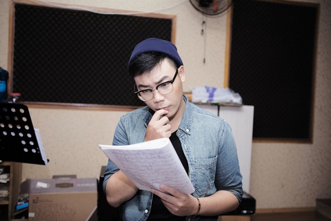 Hamlet Trương, Bùi Công Duy... hát cho cộng đồng những ngày giãn cách - Ảnh 2. Hamlet Trương, Bùi Công Duy... hát cho cộng đồng những ngày giãn cách - Ảnh 2.