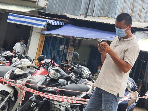 Ra giá tiêm vắc xin COVID-19 - Ảnh 1. Ra giá tiêm vắc xin COVID-19 - Ảnh 1.