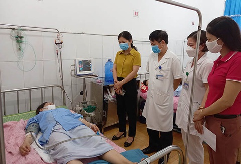 Hai nam nhân viên trung tâm y tế hiến máu cứu sản phụ qua cơn nguy kịch - Ảnh 1. Hai nam nhân viên trung tâm y tế hiến máu cứu sản phụ qua cơn nguy kịch - Ảnh 1.