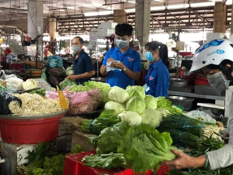 Thanh niên xứ dừa giúp dân vơi bớt nhọc nhằn - Ảnh 1. Thanh niên xứ dừa giúp dân vơi bớt nhọc nhằn - Ảnh 1.