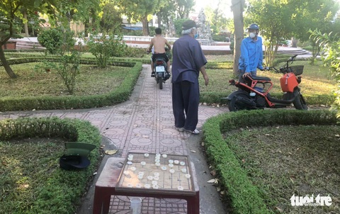 Người dân TP Vinh ngỡ ngàng bị phạt vì ‘ra đường không cần thiết’ - Ảnh 2. Người dân TP Vinh ngỡ ngàng bị phạt vì ‘ra đường không cần thiết’ - Ảnh 2.