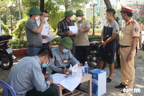 Người dân TP Vinh ngỡ ngàng bị phạt vì ‘ra đường không cần thiết’ - Ảnh 7. Người dân TP Vinh ngỡ ngàng bị phạt vì ‘ra đường không cần thiết’ - Ảnh 7.