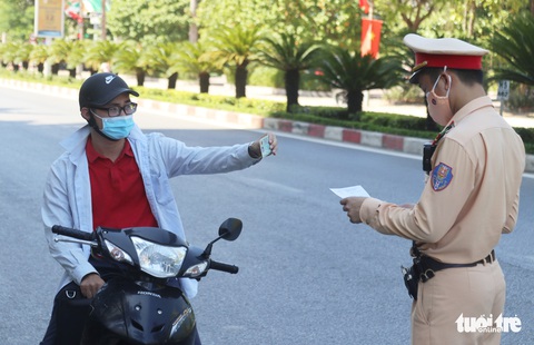 Người dân TP Vinh ngỡ ngàng bị phạt vì ‘ra đường không cần thiết’ - Ảnh 3. Người dân TP Vinh ngỡ ngàng bị phạt vì ‘ra đường không cần thiết’ - Ảnh 3.