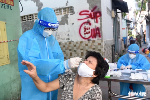 Bác sĩ gõ cửa từng nhà khám, phát thuốc cho F0 - Ảnh 10. Bác sĩ gõ cửa từng nhà khám, phát thuốc cho F0 - Ảnh 10.