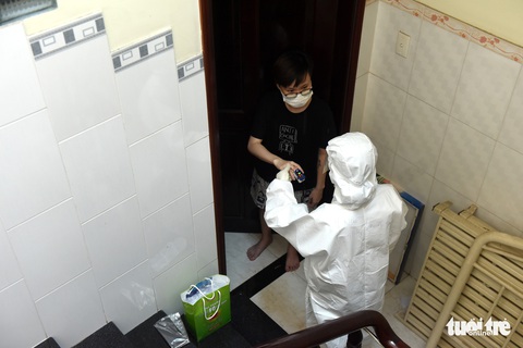 Bác sĩ gõ cửa từng nhà khám, phát thuốc cho F0 - Ảnh 8. Bác sĩ gõ cửa từng nhà khám, phát thuốc cho F0 - Ảnh 8.