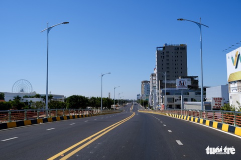 Đà Nẵng ngày thứ 3 phong tỏa, dân chấp hành nghiêm ở nhà, đường phố vắng lặng - Ảnh 4. Đà Nẵng ngày thứ 3 phong tỏa, dân chấp hành nghiêm ở nhà, đường phố vắng lặng - Ảnh 4.