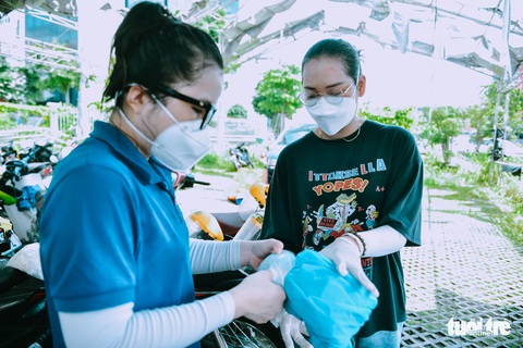 Các bóng hồng trong đội phun khử khuẩn miễn phí diệt COVID-19 - Ảnh 11. Các bóng hồng trong đội phun khử khuẩn miễn phí diệt COVID-19 - Ảnh 11.