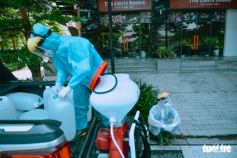 Các bóng hồng trong đội phun khử khuẩn miễn phí diệt COVID-19 - Ảnh 10. Các bóng hồng trong đội phun khử khuẩn miễn phí diệt COVID-19 - Ảnh 10.
