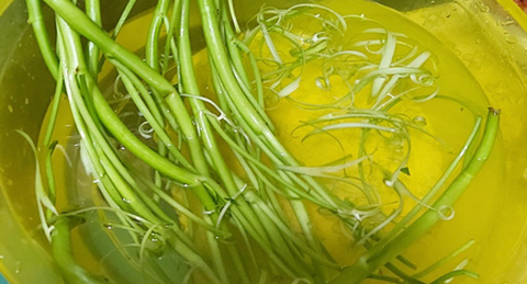 Cua đồng ngày giãn cách kiếm không ra, ta xay con ruốc, nấu nồi bún riêu - Ảnh 2. Cua đồng ngày giãn cách kiếm không ra, ta xay con ruốc, nấu nồi bún riêu - Ảnh 2.