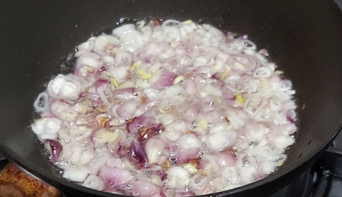 Cua đồng ngày giãn cách kiếm không ra, ta xay con ruốc, nấu nồi bún riêu - Ảnh 5. Cua đồng ngày giãn cách kiếm không ra, ta xay con ruốc, nấu nồi bún riêu - Ảnh 5.