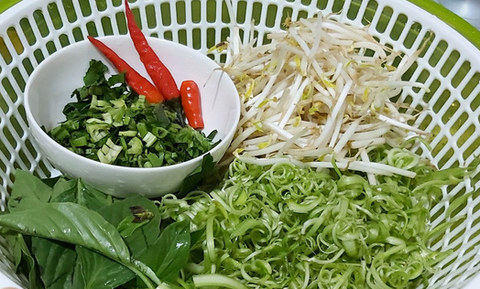 Cua đồng ngày giãn cách kiếm không ra, ta xay con ruốc, nấu nồi bún riêu - Ảnh 7. Cua đồng ngày giãn cách kiếm không ra, ta xay con ruốc, nấu nồi bún riêu - Ảnh 7.