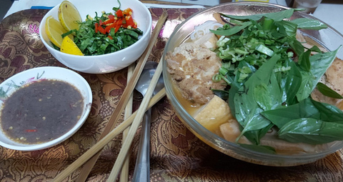Cua đồng ngày giãn cách kiếm không ra, ta xay con ruốc, nấu nồi bún riêu - Ảnh 1. Cua đồng ngày giãn cách kiếm không ra, ta xay con ruốc, nấu nồi bún riêu - Ảnh 1.