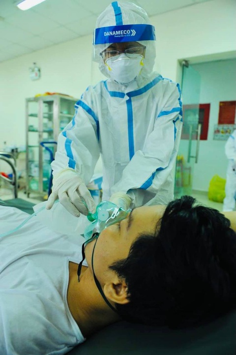 Nước mắt của các nhà tu hành giúp bệnh nhân COVID-19 giành giật sự sống - Ảnh 1. Nước mắt của các nhà tu hành giúp bệnh nhân COVID-19 giành giật sự sống - Ảnh 1.