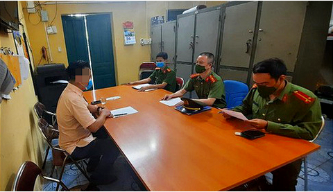 Tiến sĩ chửi bới cán bộ trực chốt bị phạt 3,7 triệu đồng, có thể bị xử lý hình sự - Ảnh 2. Tiến sĩ chửi bới cán bộ trực chốt bị phạt 3,7 triệu đồng, có thể bị xử lý hình sự - Ảnh 2.