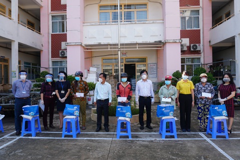 Lãnh đạo Sở Thông tin và truyền thông TP.HCM thăm, tặng quà cho người dân khó khăn do COVID-19 - Ảnh 2. Lãnh đạo Sở Thông tin và truyền thông TP.HCM thăm, tặng quà cho người dân khó khăn do COVID-19 - Ảnh 2.
