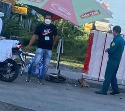 Một hiệp sĩ trực chốt kiểm soát dịch bị tố cưỡng đoạt 2 triệu đồng của shipper - Ảnh 1. Một hiệp sĩ trực chốt kiểm soát dịch bị tố cưỡng đoạt 2 triệu đồng của shipper - Ảnh 1.