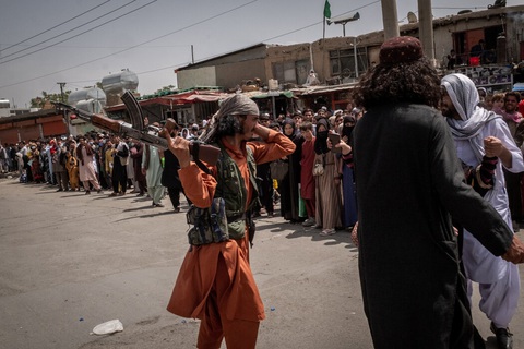 Sân bay Kabul căng thẳng: Mỹ siết bên trong, Taliban chặn bên ngoài - Ảnh 5. Sân bay Kabul căng thẳng: Mỹ siết bên trong, Taliban chặn bên ngoài - Ảnh 5.