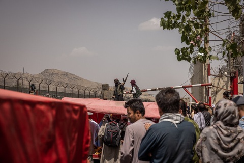 Sân bay Kabul căng thẳng: Mỹ siết bên trong, Taliban chặn bên ngoài - Ảnh 6. Sân bay Kabul căng thẳng: Mỹ siết bên trong, Taliban chặn bên ngoài - Ảnh 6.