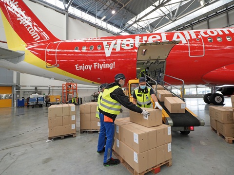 Máy bay Vietjet đang tiếp nhận thiết bị y tế phòng dịch từ Đức về Việt Nam - Ảnh 2. Máy bay Vietjet đang tiếp nhận thiết bị y tế phòng dịch từ Đức về Việt Nam - Ảnh 2.