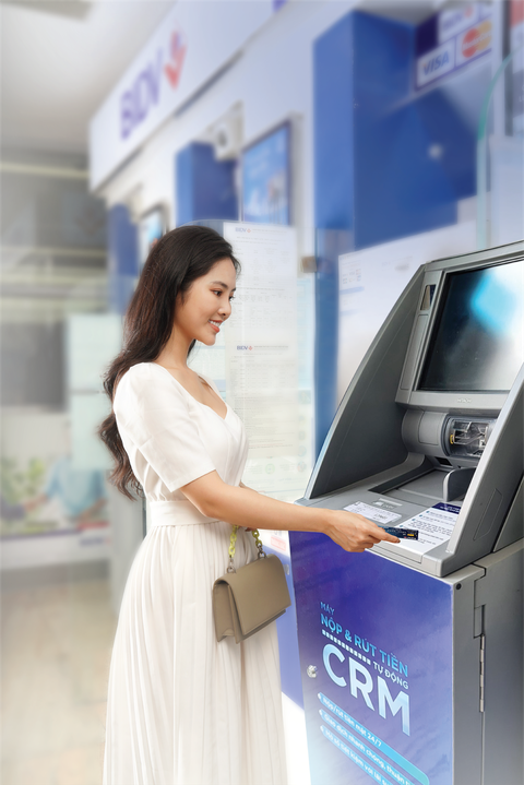 Trải nghiệm rút, nộp tiền với CRM - ‘giao dịch viên điện tử’ của BIDV - Ảnh 1. Trải nghiệm rút, nộp tiền với CRM - ‘giao dịch viên điện tử’ của BIDV - Ảnh 1.
