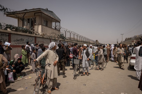 Sân bay Kabul căng thẳng: Mỹ siết bên trong, Taliban chặn bên ngoài - Ảnh 3. Sân bay Kabul căng thẳng: Mỹ siết bên trong, Taliban chặn bên ngoài - Ảnh 3.