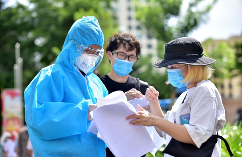 TP.HCM hỗ trợ chỗ ở và tiêm vắc xin cho người nước ngoài gặp khó khăn - Ảnh 1. TP.HCM hỗ trợ chỗ ở và tiêm vắc xin cho người nước ngoài gặp khó khăn - Ảnh 1.