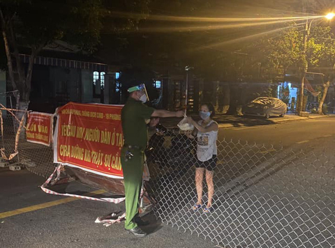 Khi thành phố phong tỏa: Công an mua thuốc chữa bệnh giúp dân, đưa bà bầu đi sinh… - Ảnh 3. Khi thành phố phong tỏa: Công an mua thuốc chữa bệnh giúp dân, đưa bà bầu đi sinh… - Ảnh 3.