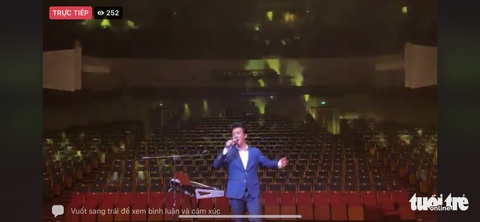 Ca sĩ Quang Hào một mình một sân khấu livestream hát cổ vũ tinh thần chống dịch - Ảnh 3. Ca sĩ Quang Hào một mình một sân khấu livestream hát cổ vũ tinh thần chống dịch - Ảnh 3.