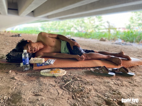 ‘Anh Cường cùng hai em’ nhặt ve chai, cưu mang nhau qua ngày giãn cách - Ảnh 4. ‘Anh Cường cùng hai em’ nhặt ve chai, cưu mang nhau qua ngày giãn cách - Ảnh 4.