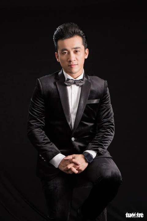 Ca sĩ Quang Hào một mình một sân khấu livestream hát cổ vũ tinh thần chống dịch - Ảnh 2. Ca sĩ Quang Hào một mình một sân khấu livestream hát cổ vũ tinh thần chống dịch - Ảnh 2.