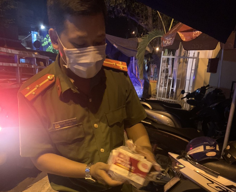 Khi thành phố phong tỏa: Công an mua thuốc chữa bệnh giúp dân, đưa bà bầu đi sinh… - Ảnh 2. Khi thành phố phong tỏa: Công an mua thuốc chữa bệnh giúp dân, đưa bà bầu đi sinh… - Ảnh 2.